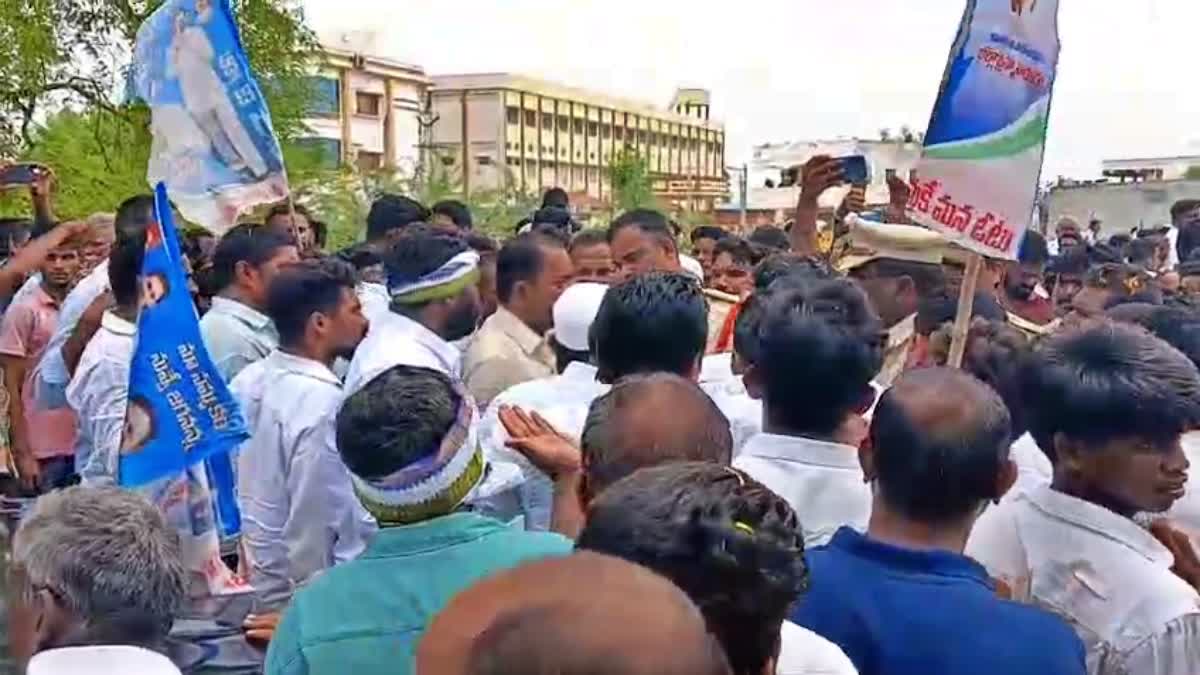आंध्र प्रदेश: पूर्व वाईएसआरसीपी विधायक बोल्ला ब्रह्मा नायडू की रैली को पुलिस ने रोका, पालनाडु में तनाव