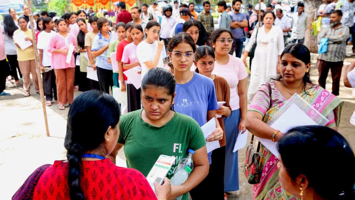 लखनऊ के 75 केंद्रों पर होगा NEET का एग्जाम (File/ ANI)