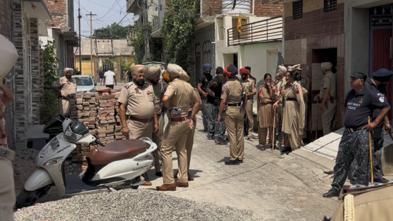 ਮੋਗਾ 'ਚ ਬੁਲਡੋਜ਼ਰ ਐਕਸ਼ਨ! ਕਥਿਤ ਨਸ਼ਾ ਤਸਕਰਾਂ ਦੇ ਘਰ 'ਤੇ ਵੱਡੀ ਕਾਰਵਾਈ Moga Police