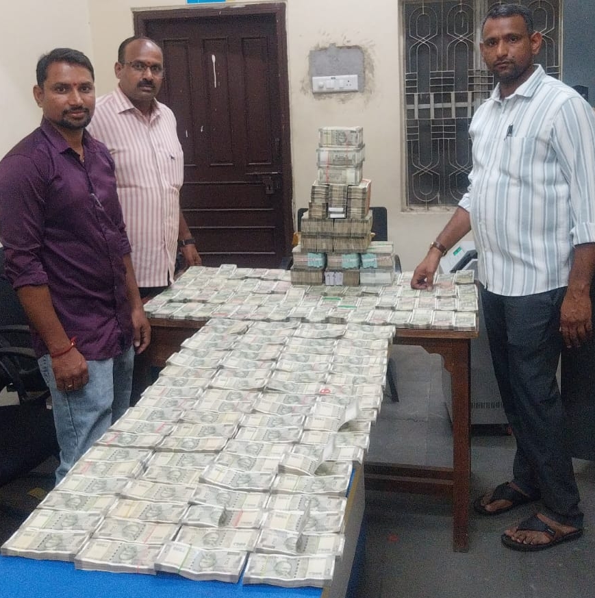 నరహరి బ్యాంకు లాకర్‌లో రూ.కోటిన్నర నగదు గుర్తించిన ఏసీబీ