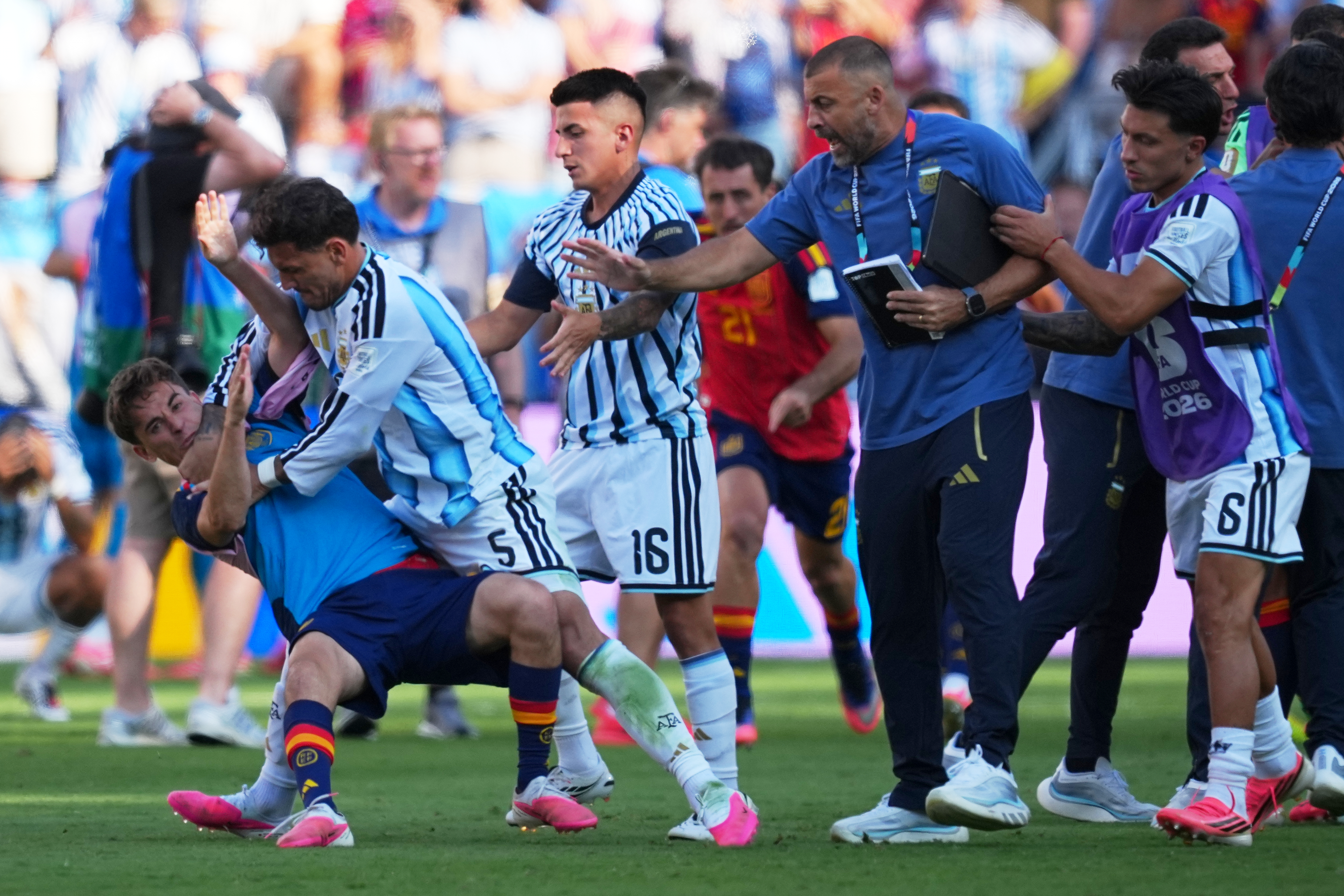 FIFA वर्ल्ड कप फाइनल मैच में भिड़े खिलाड़ी