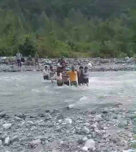 WOMAN CARRY ON DANDI KANDI Nainital