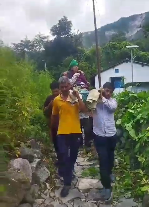 WOMAN CARRY ON DANDI KANDI Nainital