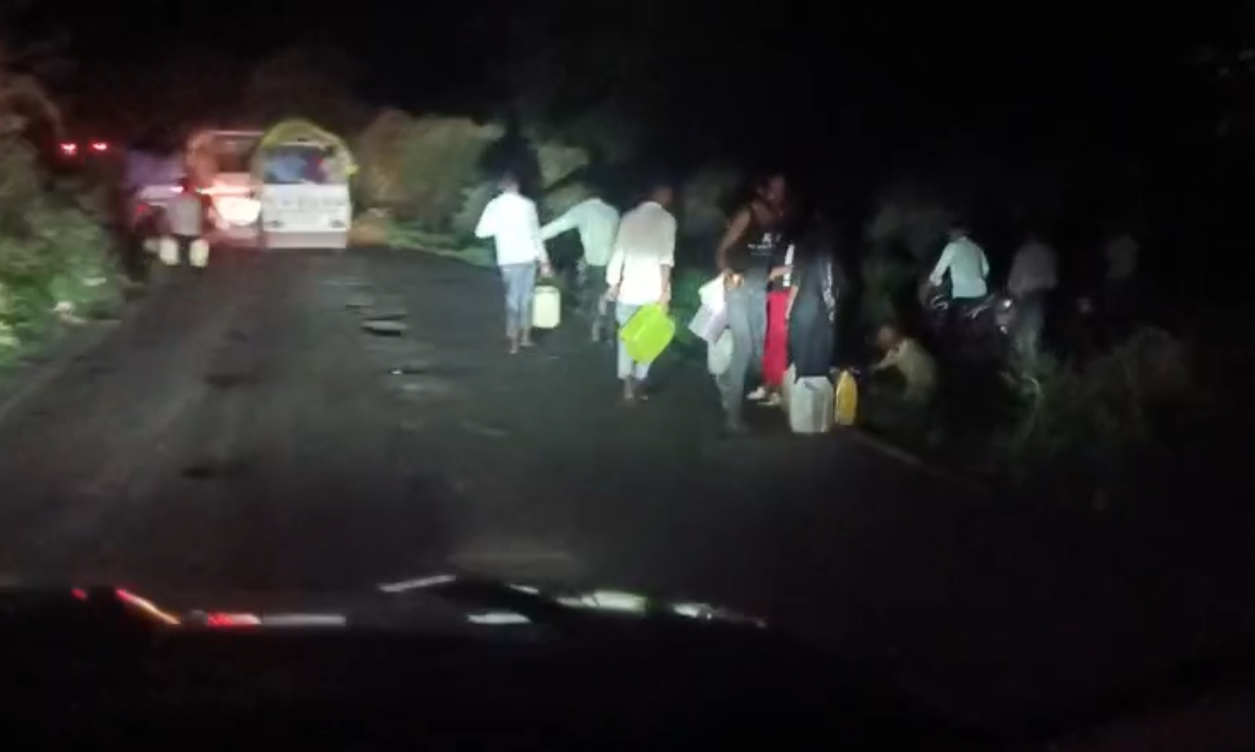 SHEOPUR VILLAGERS LOOTED OIL