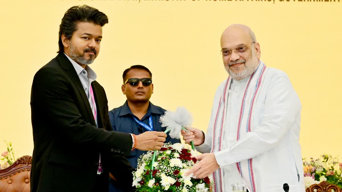 தென் மாநில முதலமைச்சர் மாநாட்டில் மத்திய உள்துறை அமைச்சர் அமித்ஷாவை பூங்கொத்து கொடுத்து வரவேற்ற முதலமைச்சர் விஜய்