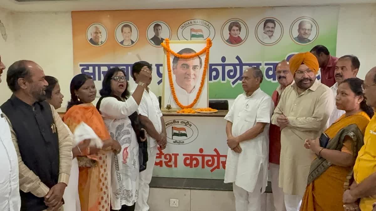 Congress party leaders celebrated birth anniversary of former PM Rajiv Gandhi in various districts of Jharkhand