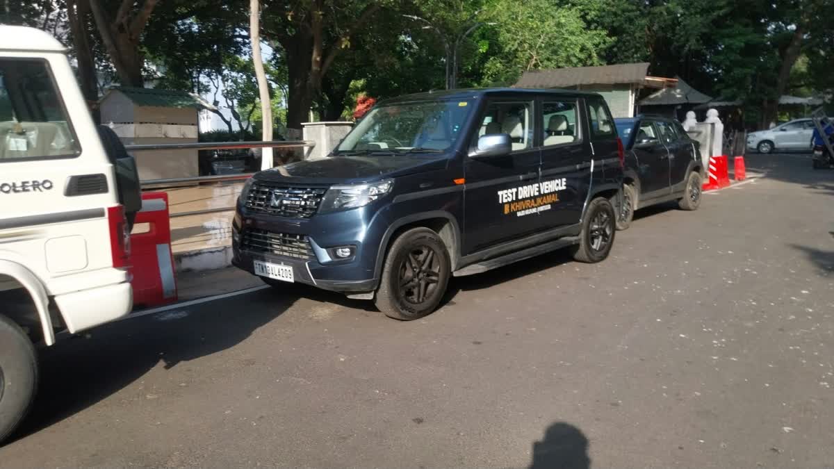 டெஸ்ட் டிரைவிற்காக தலைமை செயலகம் கொண்டு வரப்பட்ட மஹிந்திரா கார்கள்