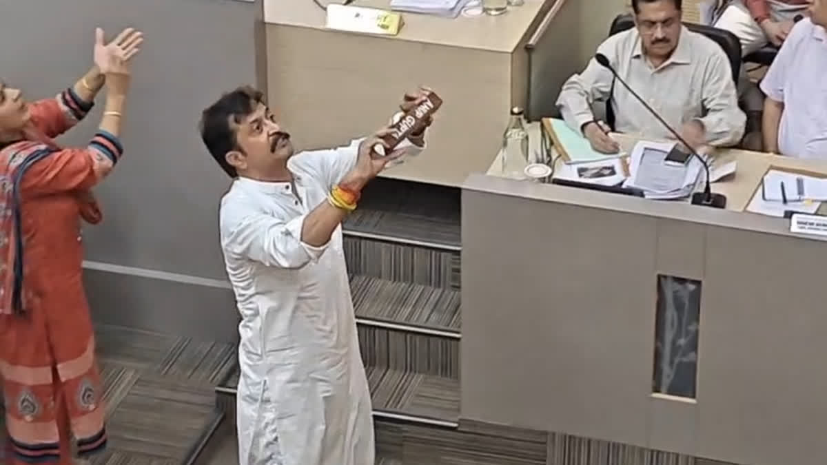 चंडीगढ़ नगर निगम सदन में ₹227 करोड़ के 'टेबल एजेंडा' पर भारी हंगामा, विपक्ष ने काटा बवाल