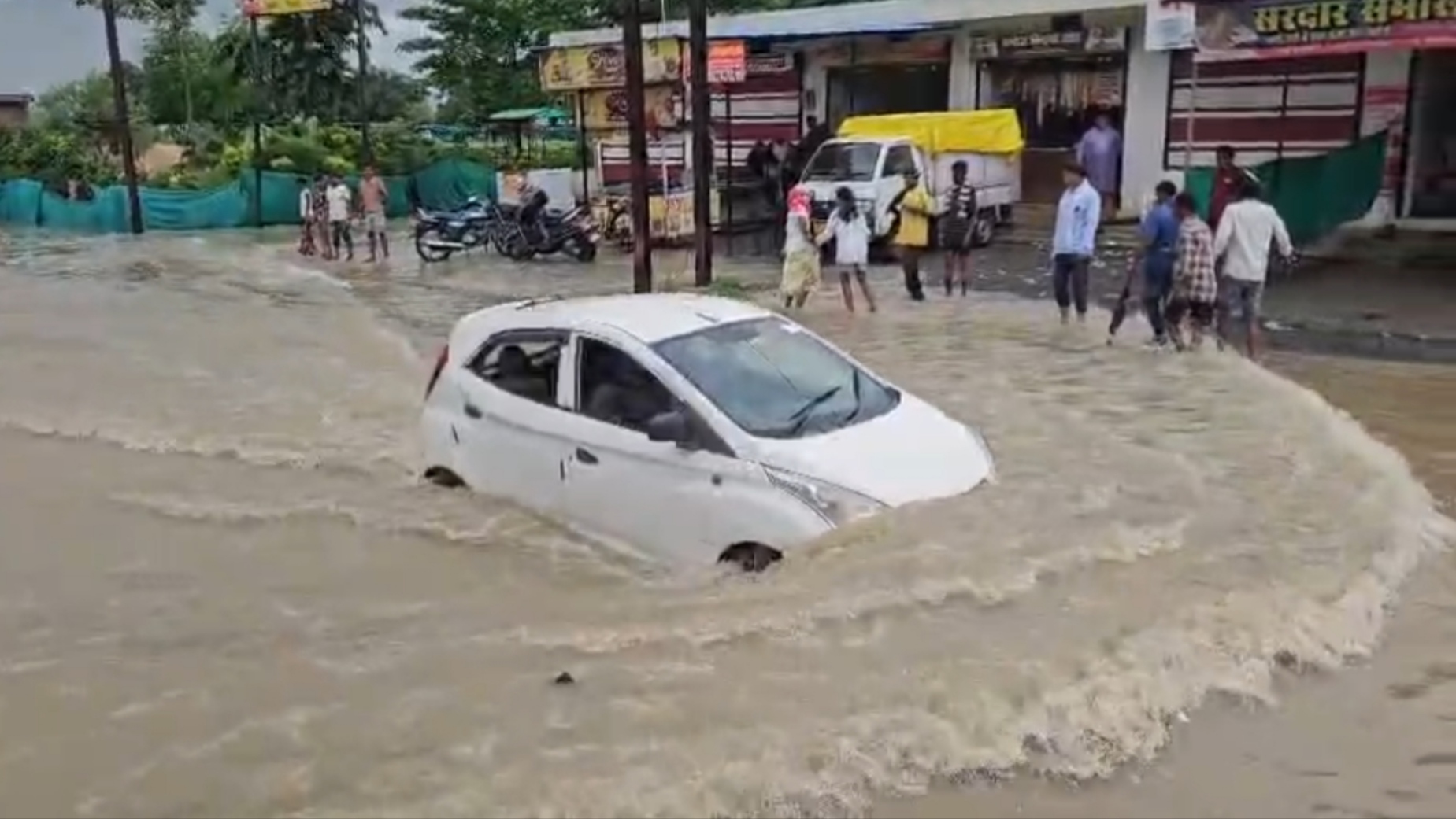 रीवा में दिखा प्रकृति का रौद्र रूप, लगातार बारिश से बाढ़ जैसे हालात, SDERF और NDRF की टीमें तैनात