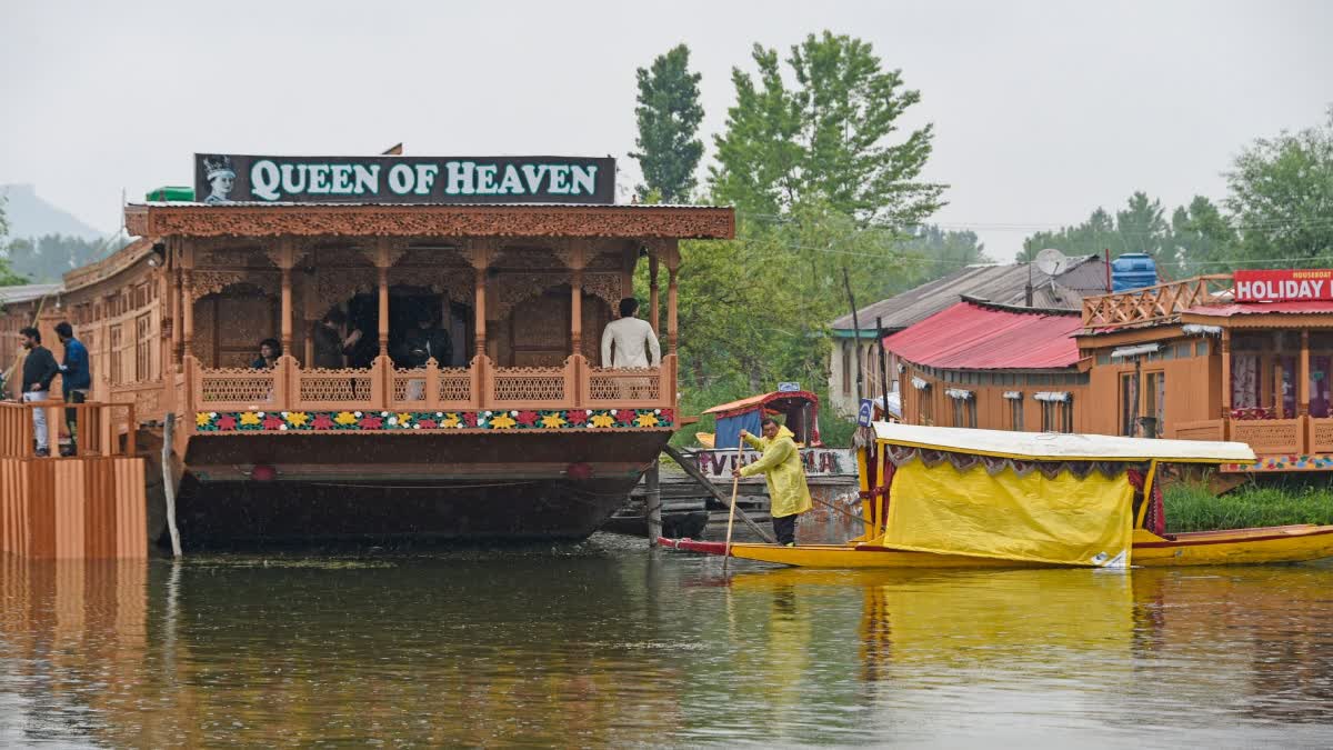 Srinagar Floating House Boat Struggles