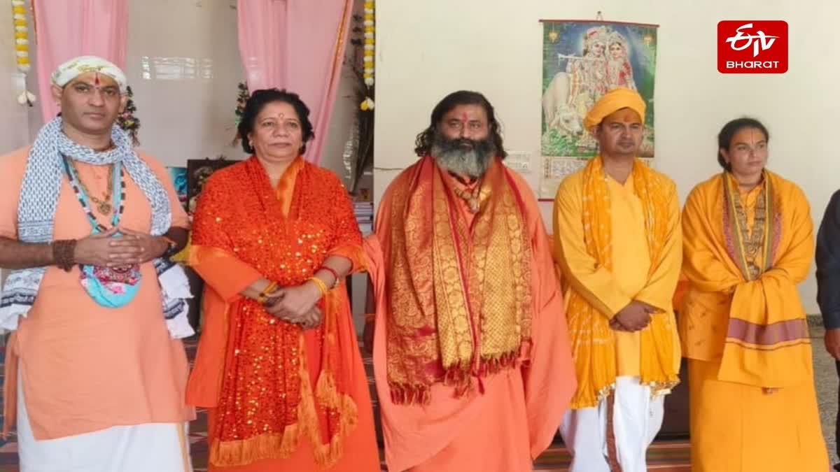 संतों ने सभी धार्मिक स्थलों पर राष्ट्रगान और राष्ट्रगीत अनिवार्य करने की मांग की.