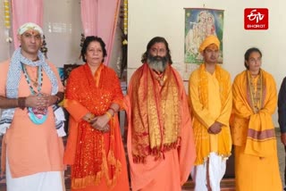 संतों ने सभी धार्मिक स्थलों पर राष्ट्रगान और राष्ट्रगीत अनिवार्य करने की मांग की.