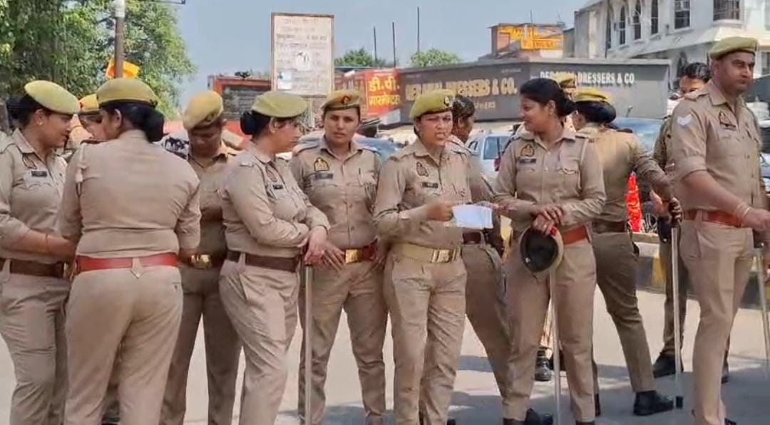 मौके पर बड़ी संख्या में फोर्स तैनात रही.