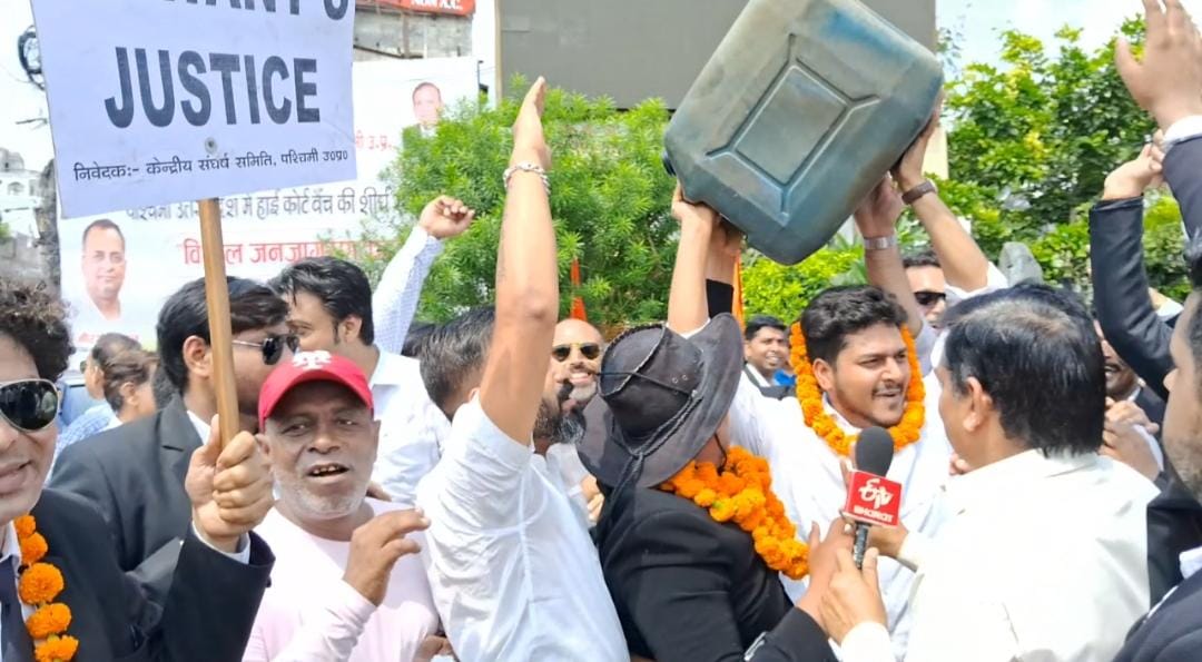 नाराज वकीलों ने नीला ड्रम लेकर किया प्रदर्शन.