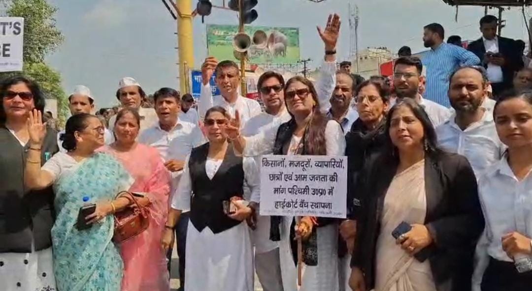 प्रदर्शन में महिला वकील भी रहीं शामिल.