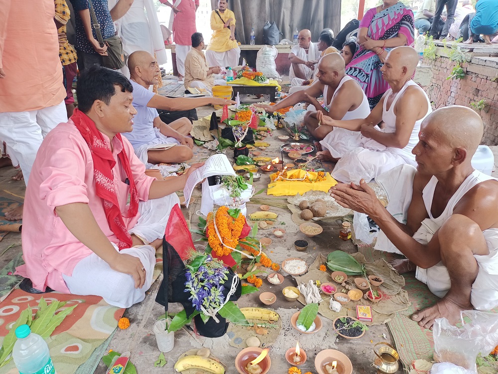 पितृपक्ष के दौरान ब्राह्मण पूजा करते हुए.