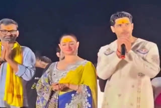 मरीन ड्राइव पर गंगा आरती के बाद फैंस से बात करते तमन्ना और सिद्धार्थ