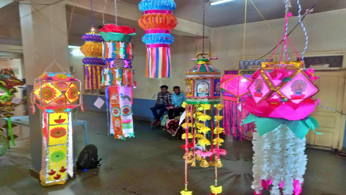 ದೀಪಾವಳಿ ಸಂಭ್ರಮ: ಮಂಗಳೂರಲ್ಲಿ ಗೂಡುದೀಪ ಸ್ಪರ್ಧೆ; ಗಮನಸೆಳೆದ ತರಹೇವಾರಿ ಆಕಾಶ ಬುಟ್ಟಿ