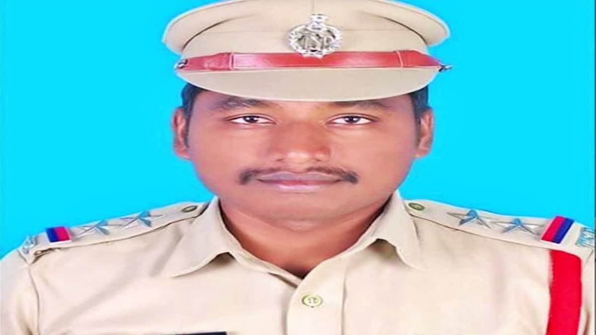 స్టేషన్ వదిలేసి గోడ దూకి పొలంలో పరుగులు పెట్టిన ఎస్ ఐ