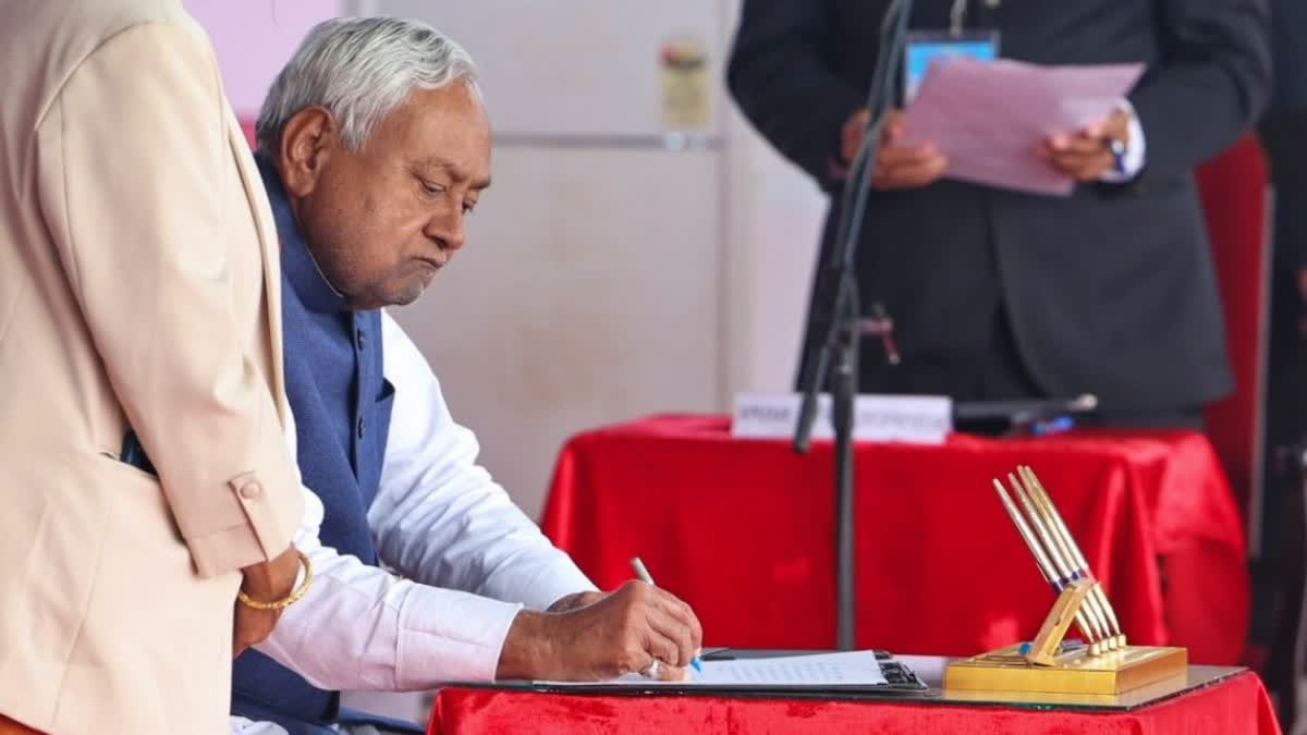 பீகார் முதல்வராக 10-ஆவது முறை பதவியேற்று நிதீஷ் குமார் சாதனை! 26 அமைச்சர்களும் பொறுப்பேற்பு