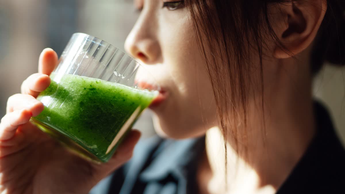 பனியால் சருமம் வறண்டு போகிறதா? தினமும் இந்த டீடாக்ஸ் டிரிங் குடிங்க!