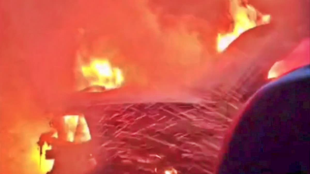 CAR CAUGHT FIRE IN DHANBAD