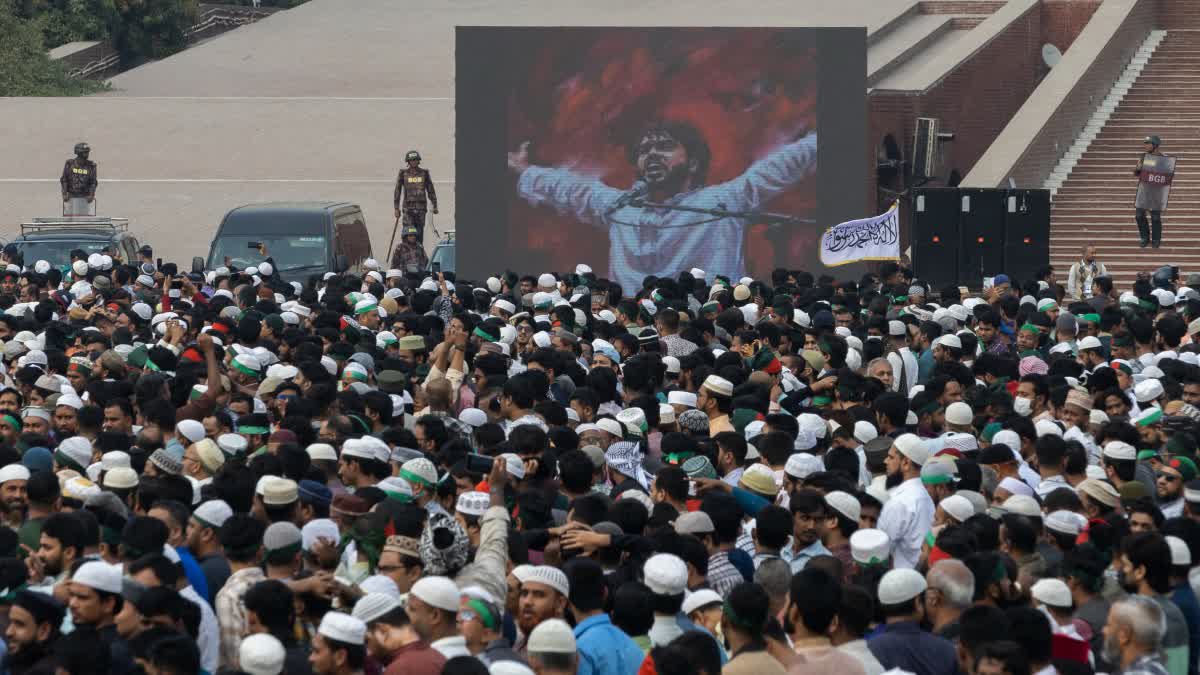 வங்கதேச மாணவர் இயக்க தலைவர் உடல் நல்லடக்கம்: லட்சக்கணக்கான மக்கள் கண்ணீர் அஞ்சலி