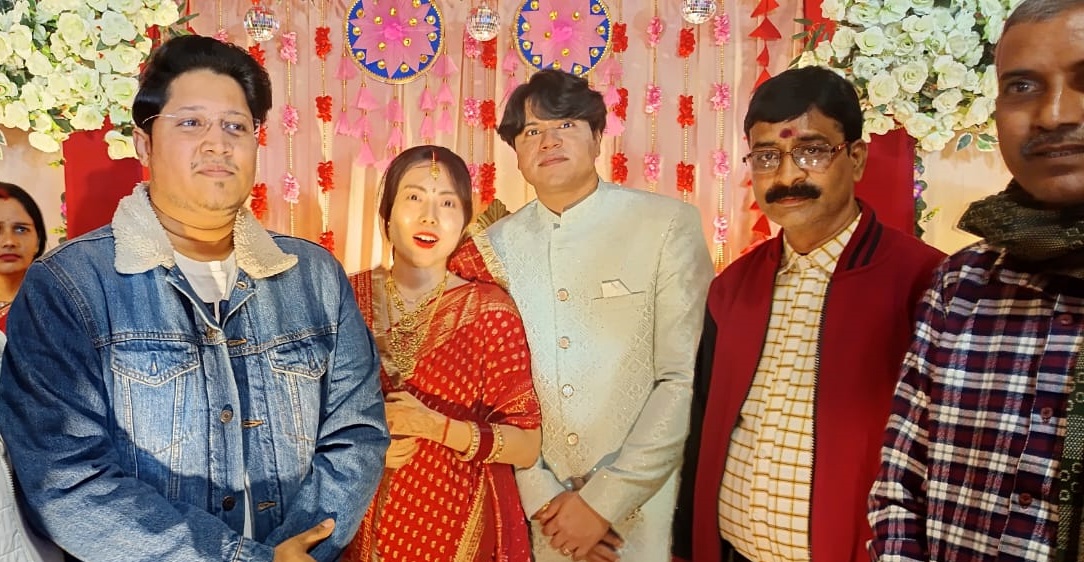 दोस्तों के साथ राहुल और मरीना