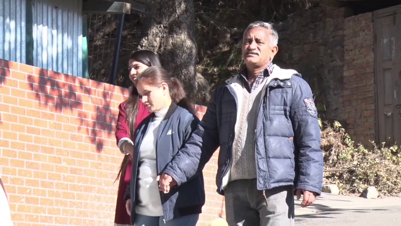 अपने पिता के साथ मुस्कान नेगी