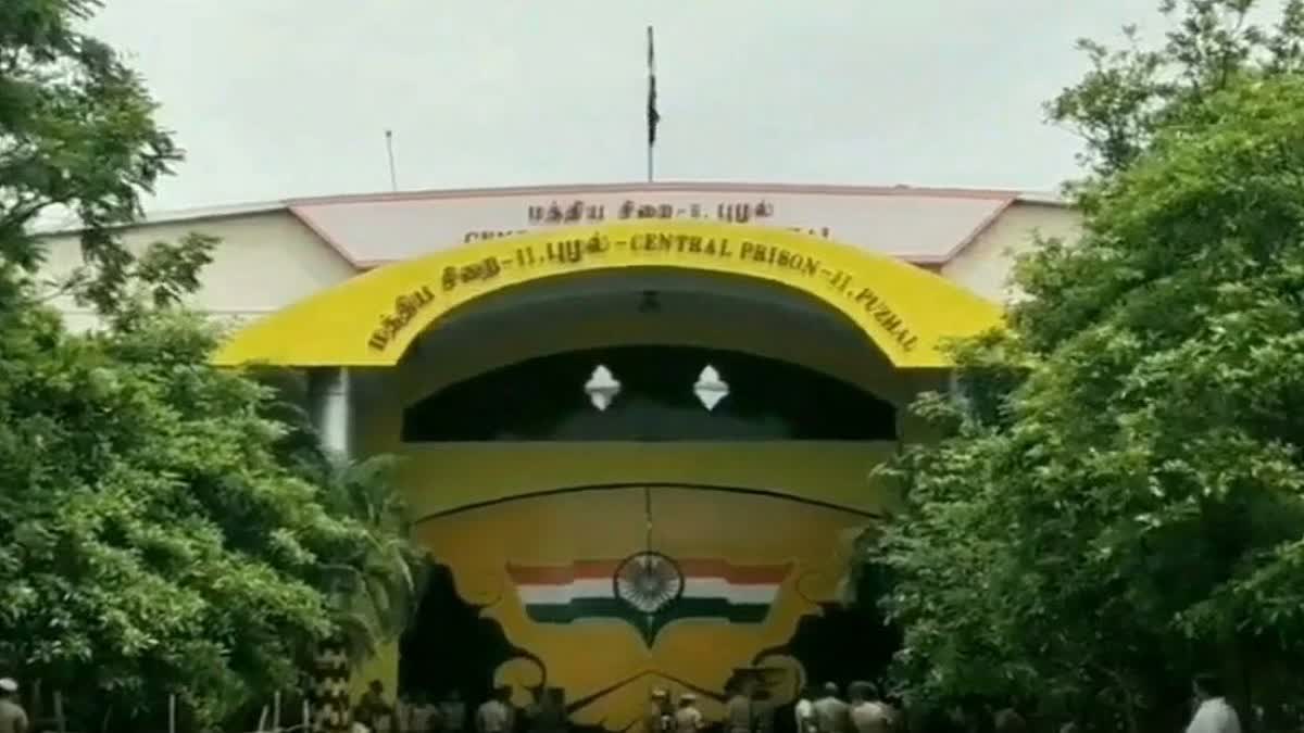 புழல் சிறையில் போர்வை தகராறில் கைதிகளுக்கு இடையே மோதல்; 5 பேர் மீது வழக்குப்பதிவு