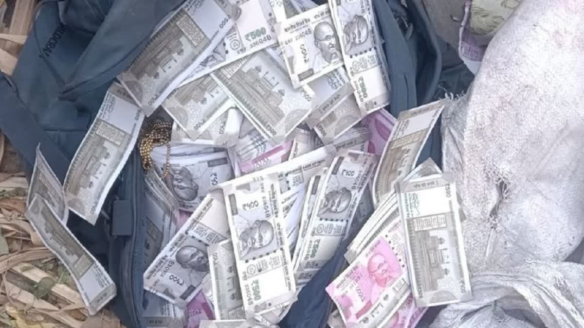 குப்பை கொட்டும் இடத்தில் கட்டுக்கட்டாக பணம்; 'ஷாக்'கான தூய்மைப் பணியாளர்