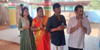 திருச்செந்தூர் அருகில் உள்ள ஸ்ரீ மந்திர மூர்த்தி கோயிலுக்கு வருகை தந்த நடிகர் ஆனந்த் பாபு