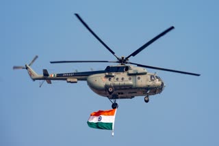 ଗଣତନ୍ତ୍ର ଦିବସ ପରେଡ୍ ପାଇଁ ଅଭ୍ୟାସ ସମୟରେ  ଭାରତୀୟ ବାୟୁସେନାର ଏକ ହେଲିକପ୍ଟର ତ୍ରିରଙ୍ଗା ପ୍ରଦର୍ଶନ କରୁଛି ।