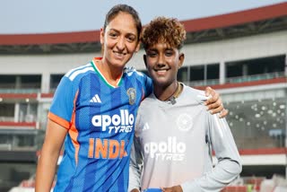 ஹர்மன்ப்ரீத் கவுருடன் ஜி கமலினி