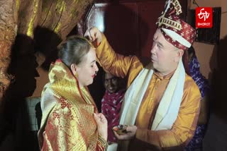 रूसी जोड़े ने हिंदू रीति-रिवाज से लिये सात फेरे