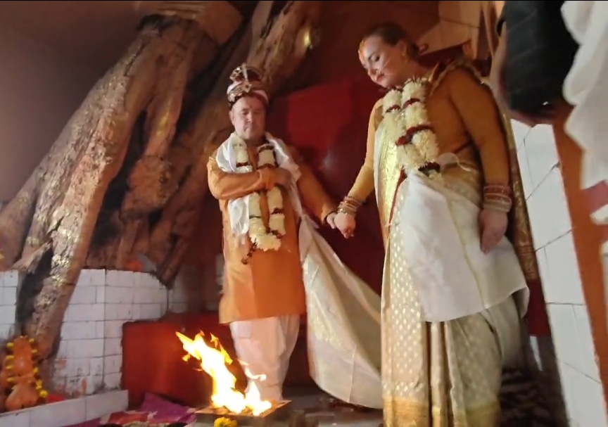 Russian couple following Indian customs