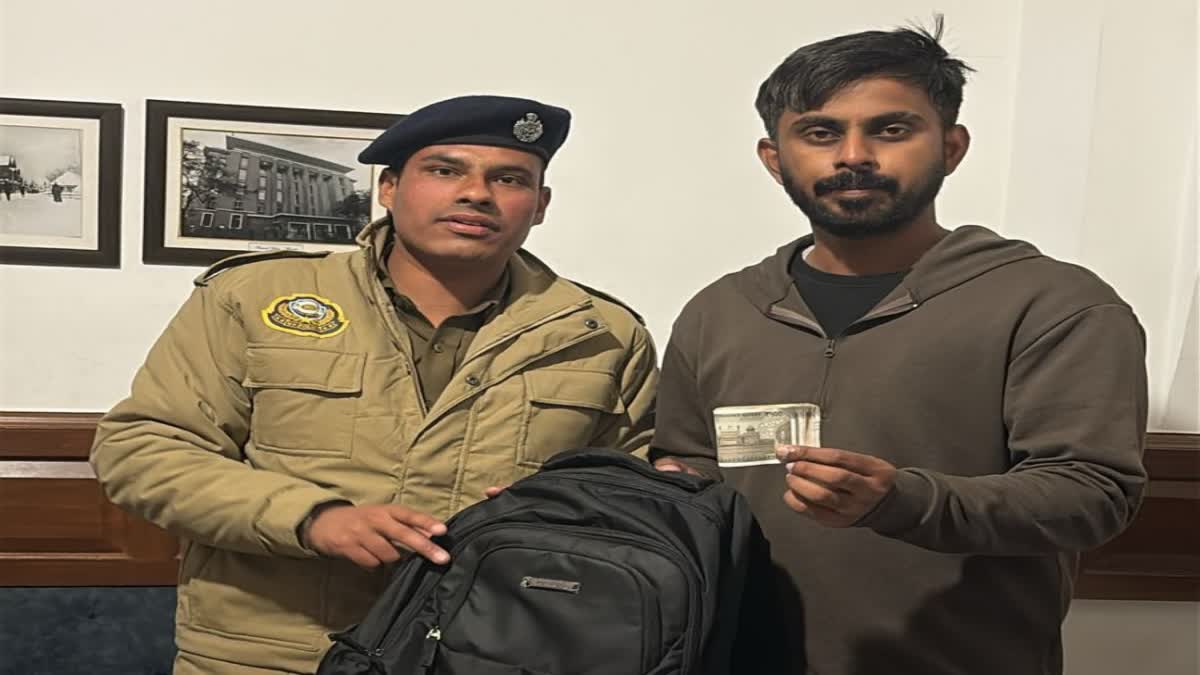 पुलिस ने लौटाया पर्यटक का बैग