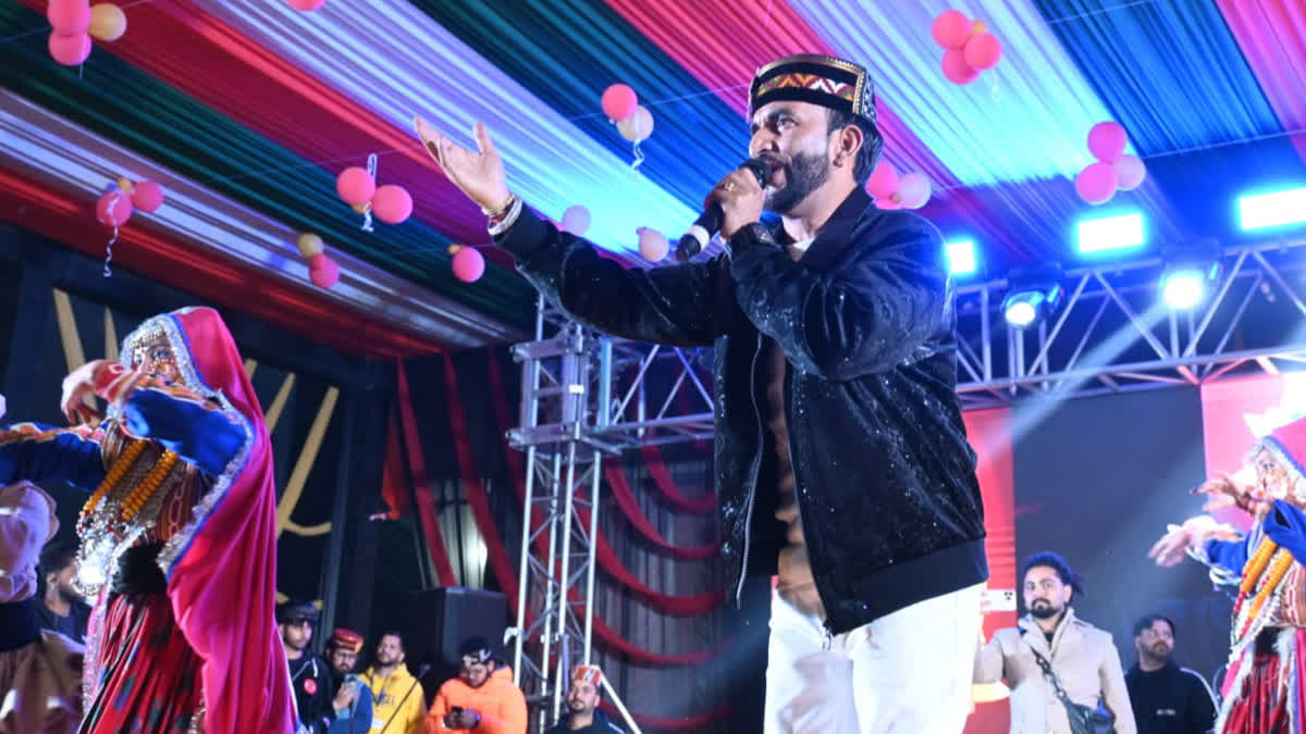 शिवरात्रि महोत्सवव की 5वीं सांस्कृतिक संध्या में जमकर झूमे लोग, इशांत भारद्वाज और विक्की राजटा ने बांधा समां मंडी शिवरात्रि में प्रस्तुति देते इशांत भारद्वाज