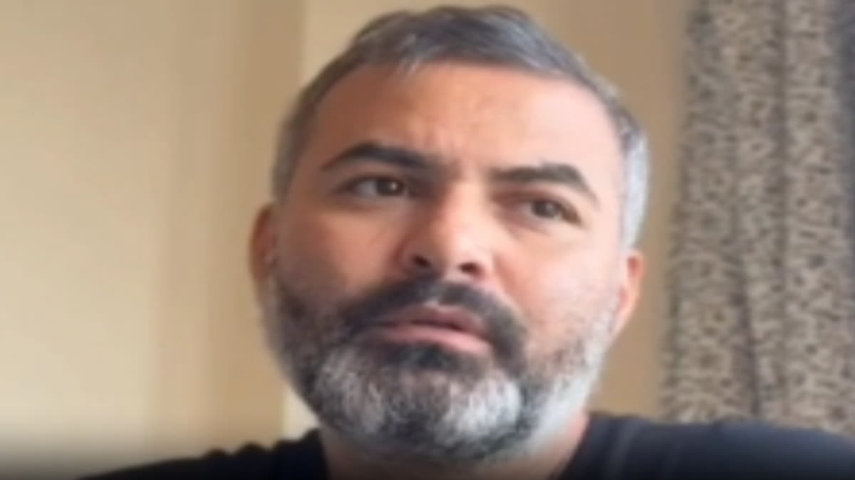 street dog attacked on tourist