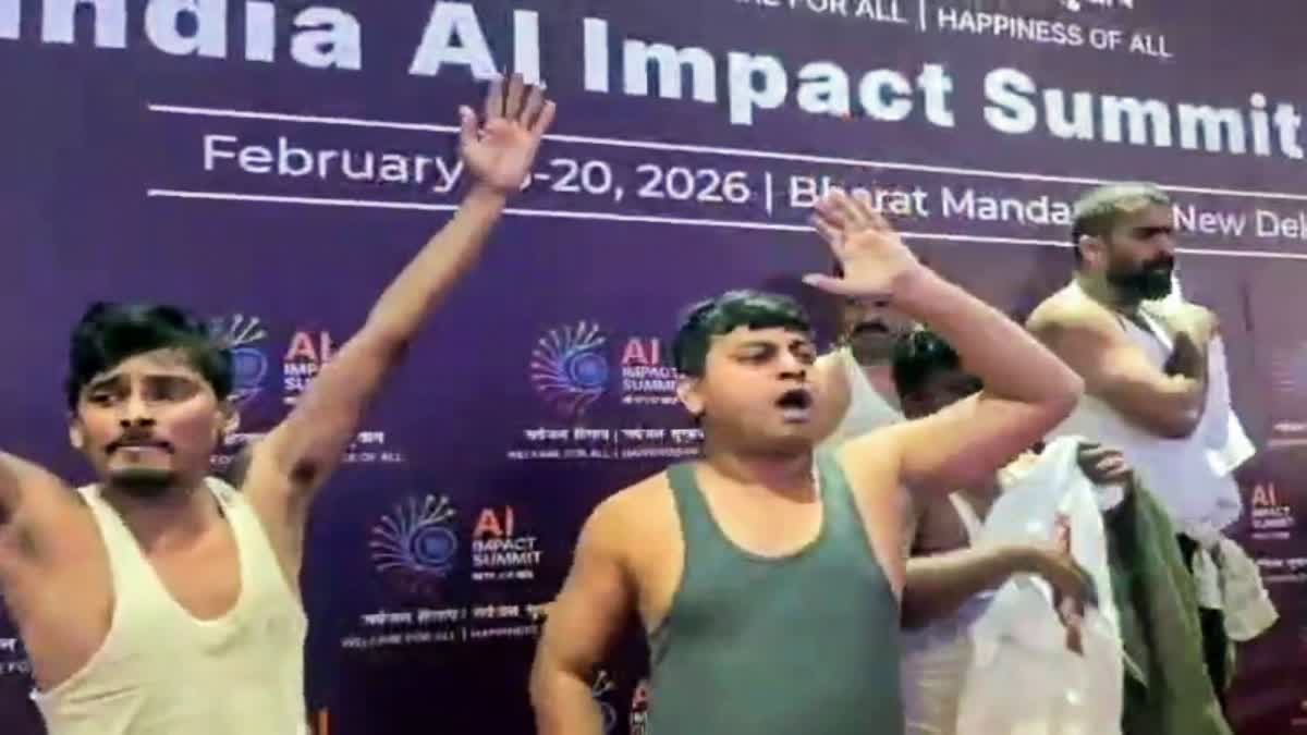 Delhi Police registers FIR against IYC workers over "shirtless"