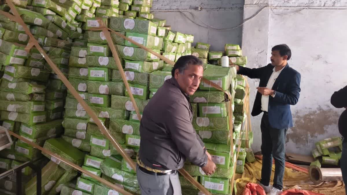 فوڈ سیفٹی اینڈ ڈرگ ایڈمنسٹریشن ڈیپارٹمنٹ کے افسران نے نوبستہ میں رجنیش ٹریڈرز پر چھاپہ مارا