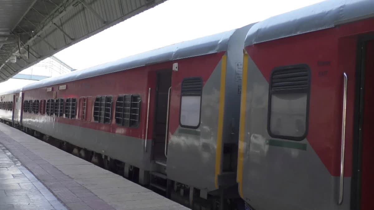 TTE CAUGHT A MAN,  MAN TRAVELLING IN AC COACH