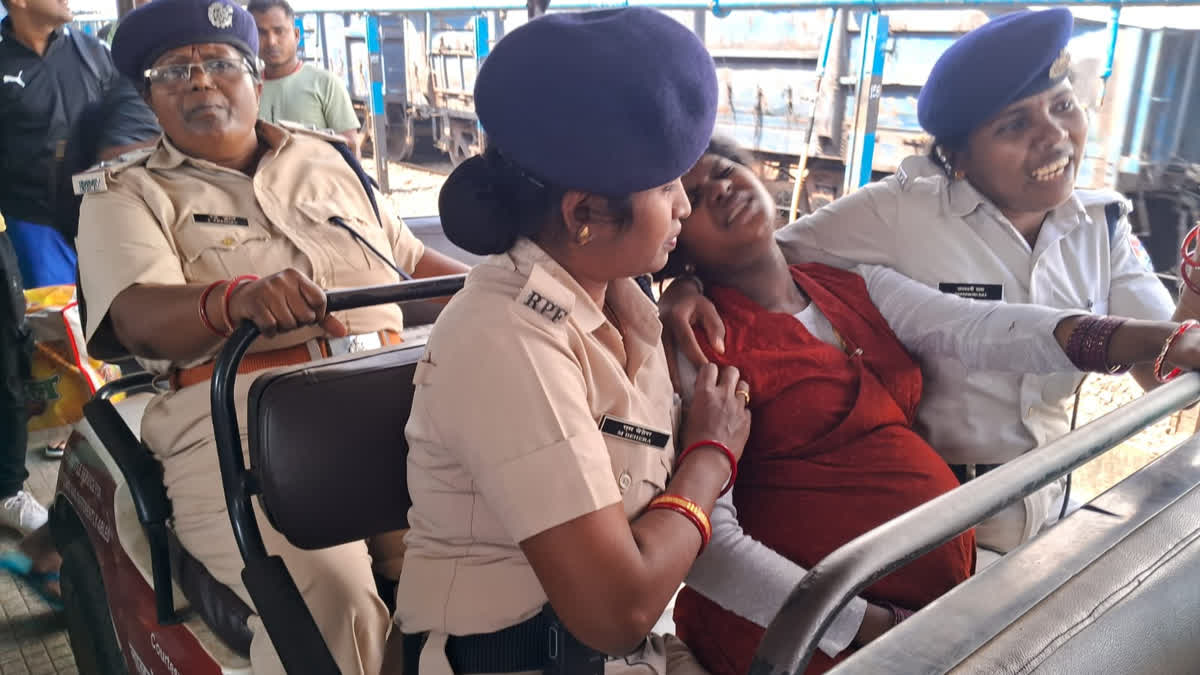 ଟ୍ରେନରେ ମହିଳାଙ୍କ ପ୍ରସବ ବେଦନା; 'ମେରି ସହେଲି ଆପ୍' ଦ୍ବାରା ମିଳିଲା ସମସ୍ତ ସହାୟତା