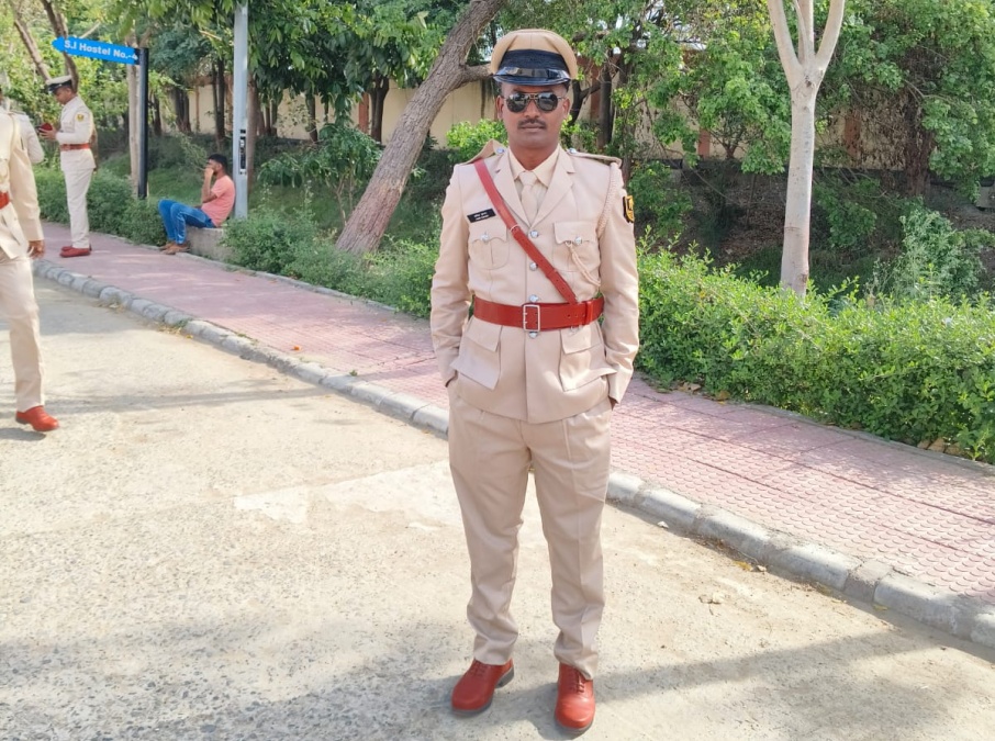 Spent childhood in poverty, today he is inspiring others by becoming a police inspector.