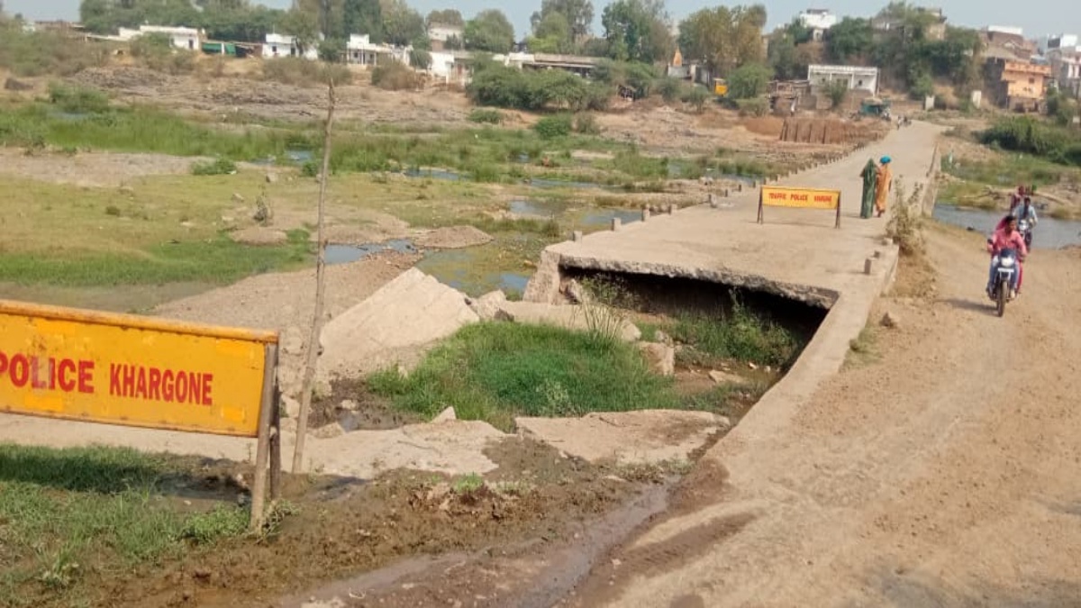 BARWANI PEOPLE CULVERT CROSSING