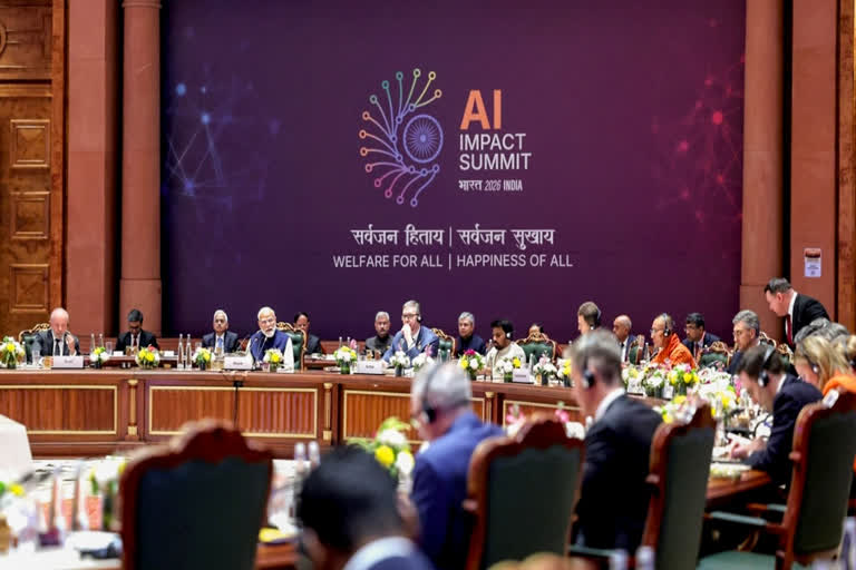 Delegates signing declaration