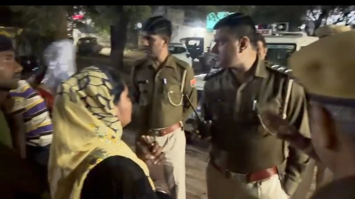 ‎डीएफओ दफ्तर परिसर में प्रदर्शन