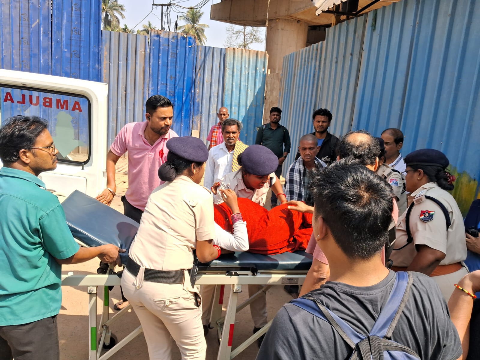 ଖବର ପାଇ ଭୁବନେଶ୍ୱର ଷ୍ଟେସନରେ ଟ୍ରେନ ରଖି ମହିଳାଙ୍କୁ ଉଦ୍ଧାର କରିଥିଲେ ଆରପିଏଫ୍ ର ମେରୀ ସହେଲୀ ଟିମ୍ ।