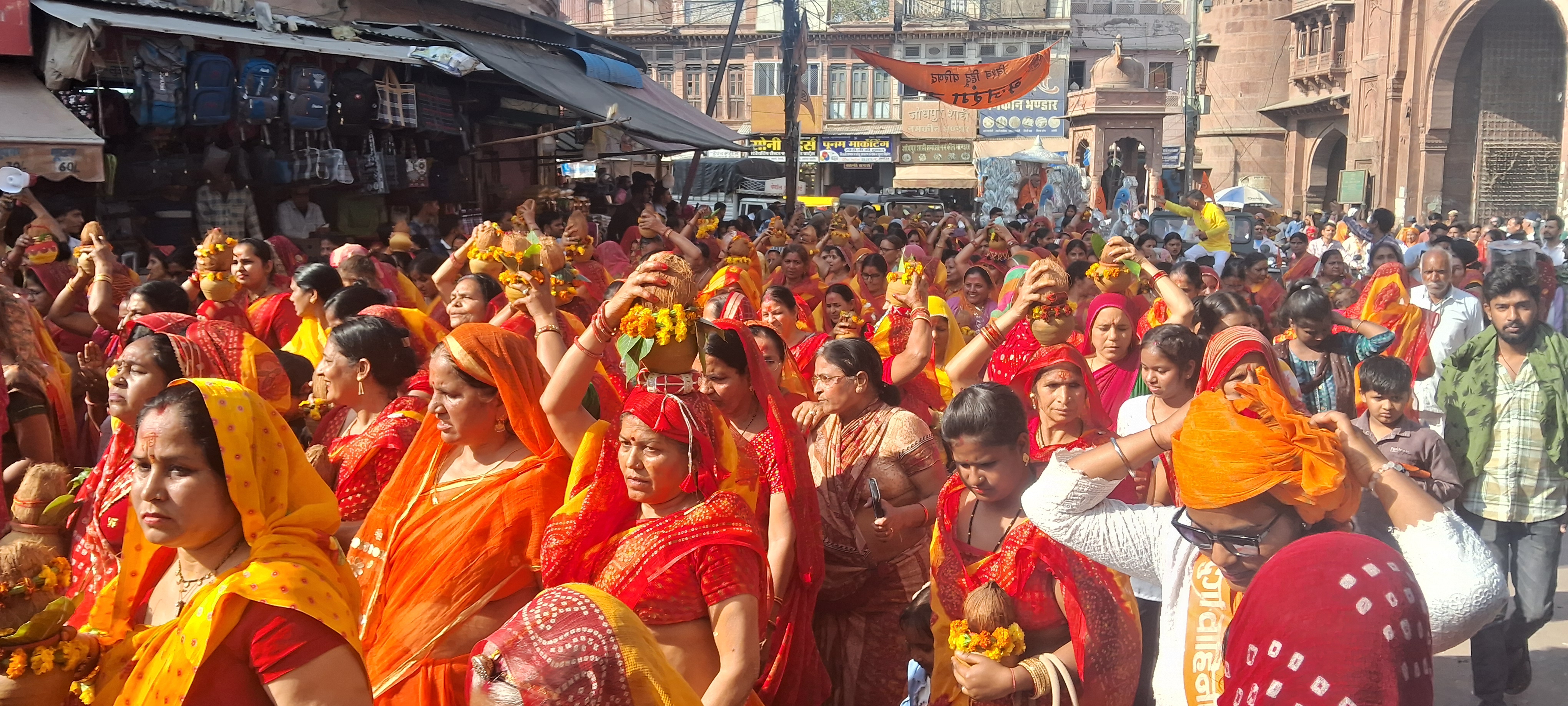 कलश यात्रा में शामिल हुईं महिलाएं