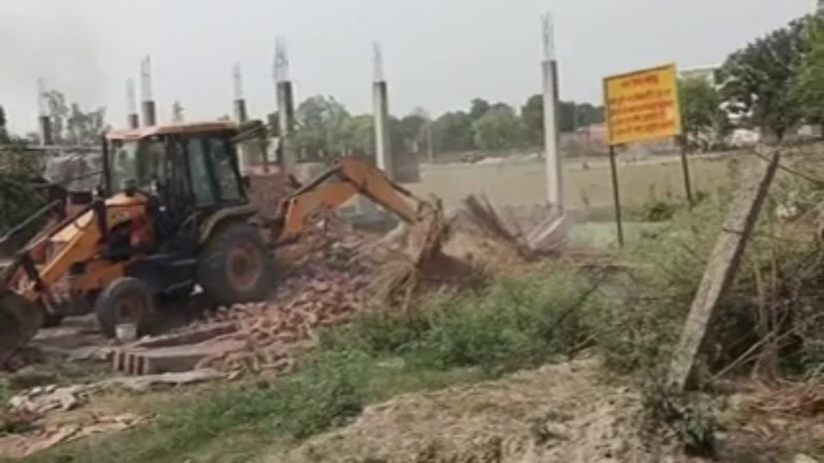 लखनऊ में बुलडोजर एक्शन; करोड़ों की भूमि कराई गई कब्जा मुक्त, दर्ज कराई  जाएगी FIR